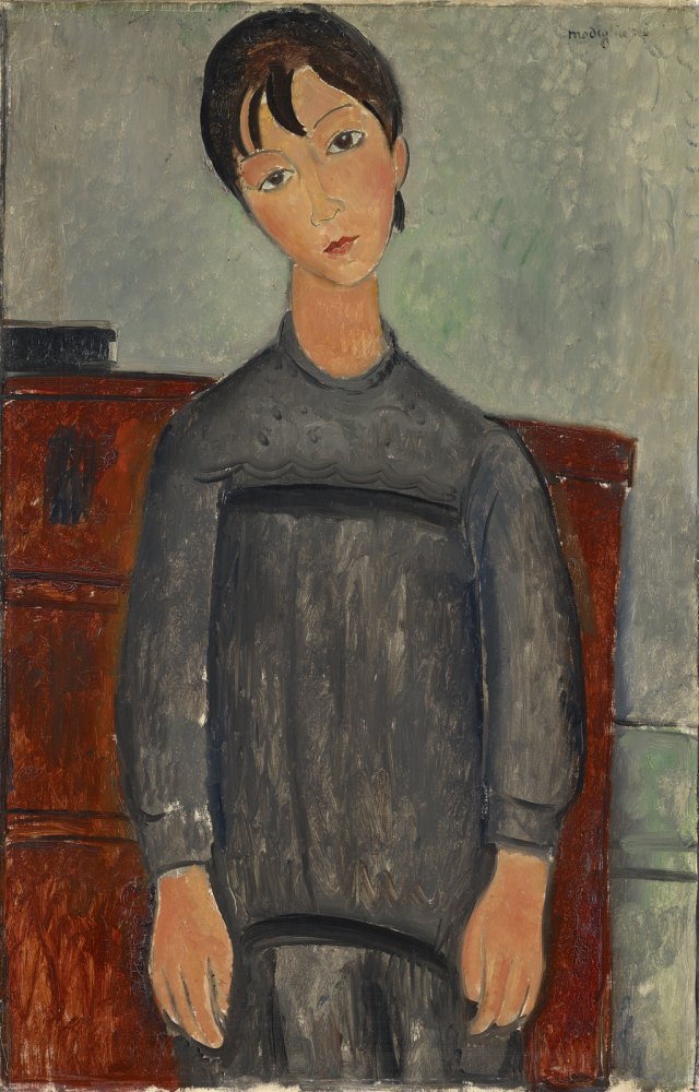 Ragazza in Piedi con Grembiule Nero